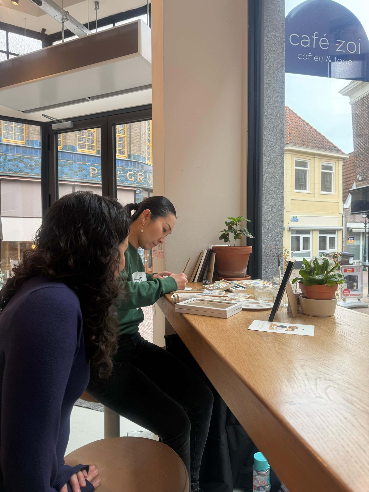 Photo of Jun-Yi painting live portraits for Valentine's Day at Cafe Zoi in Hoorn