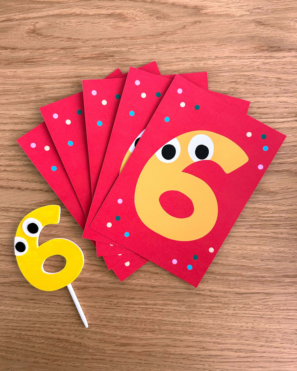 6e verjaardag – Speelse taarttopper en 5 uitnodigingen